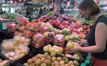 Imagen de archivo de la sección de frutería de un supermercado español. EFE/Víctor Lerena