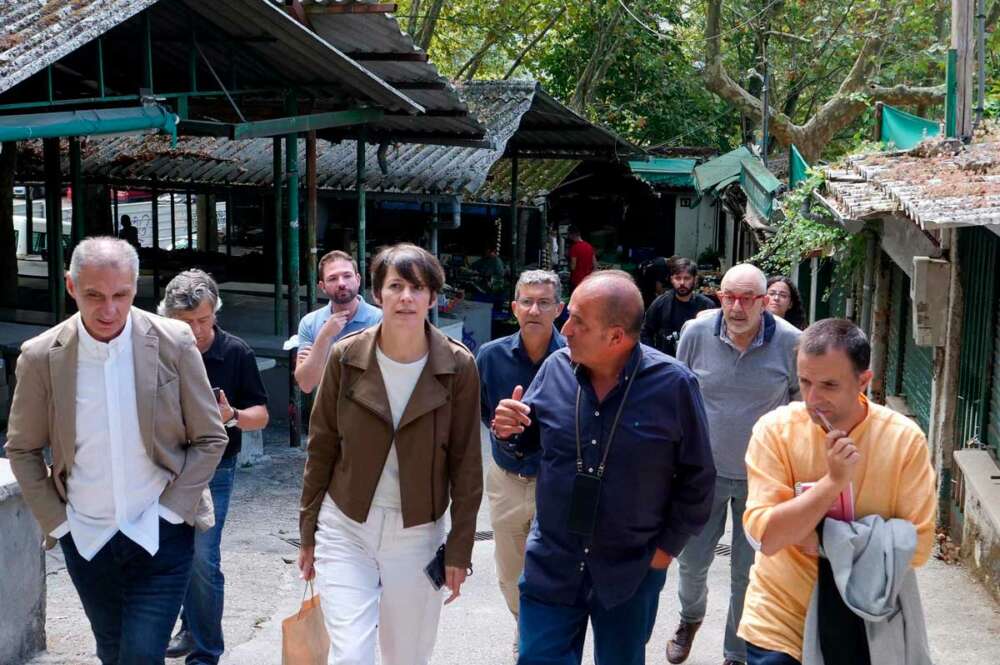 La portavoz nacional del BNG, Ana Pontón, visita el mercado de abastos de Ourense para proponer medidas por la crisis