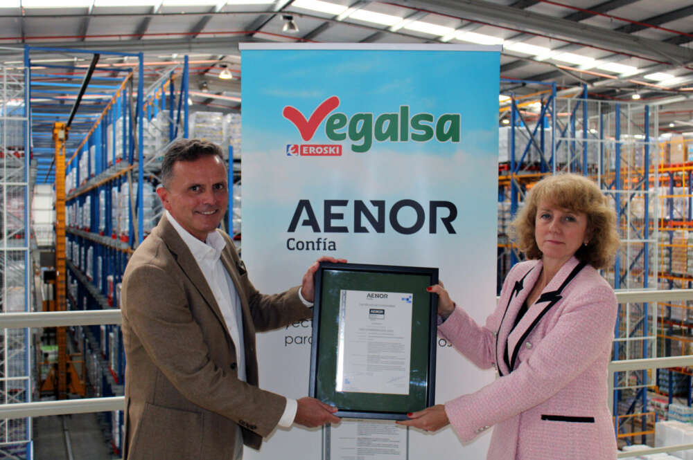 Imagen de la entrega del primer certificado de Aenor de Proyecto de Economía Circular de Plásticos a Vegalsa-Eroski