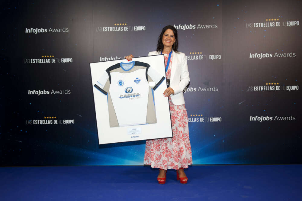 Patricia Guitián Valeiro, responsable de Formación y Selección de Gadisa Retaill recogiendo el reconocimiento de los Infojobs Awards