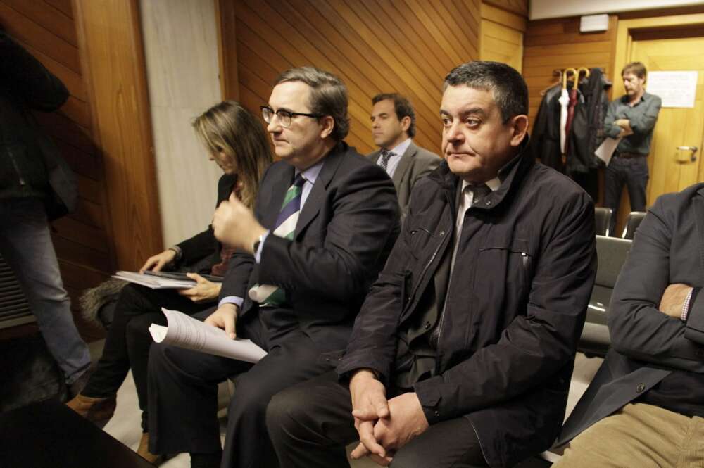 Juicio por la demanda de Hierros Añón contra el Fondo de Reestructuración Ordenada Bancaria (FROB) y NCG Banco por nulidad contractual tras perder 25 millones de euros en esta entidad. En la imagen, Manuel Añón (c), dueño de Hierros Añón. EFE/Cabalar