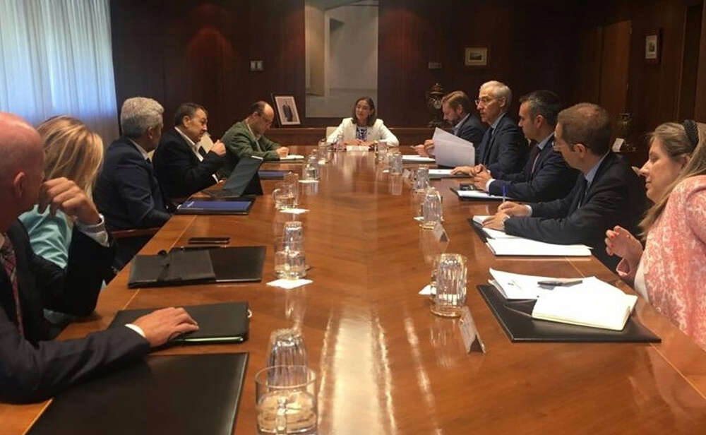 Reunión de la ministra Reyes Maroto con responsables de Stellantis y representantes de las Comunidades Autónomas donde la firma tiene fábricas