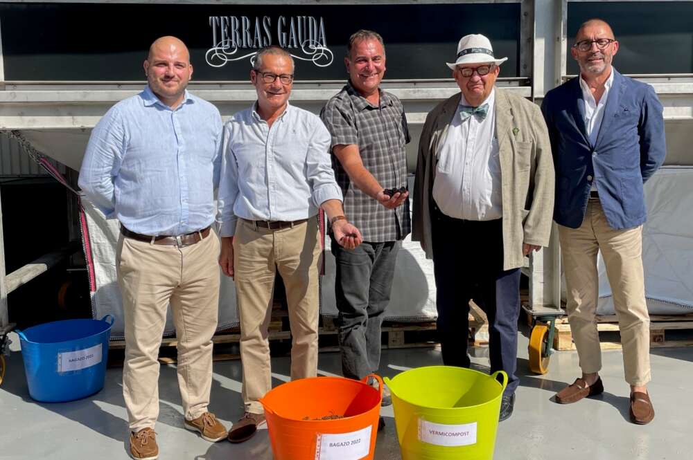 De izquierda a derecha, el vicepresidente ejecutivo del Grupo Terras Gauda, Antón Fonseca Fernández, el director enológico de Bodegas Terras Gauda, Emilio Rodríguez Canas, el catedrático de Zoología de la Universidad de Vigo, Jorge Domínguez Martín, el presidente del Grupo, José María Fonseca Moretón y el CEO, Enrique Costas.