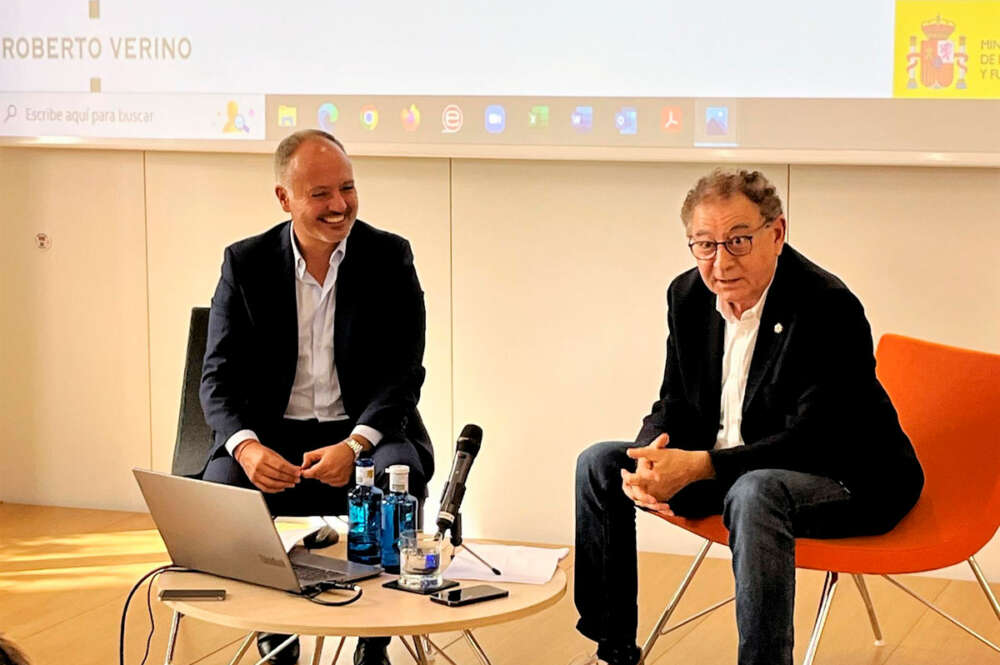 El delegado de Zona Franca de Vigo, David Regades, y el diseñador Roberto Verino, en la presentación de la 'aceleradora' de empresas VíaTextil.