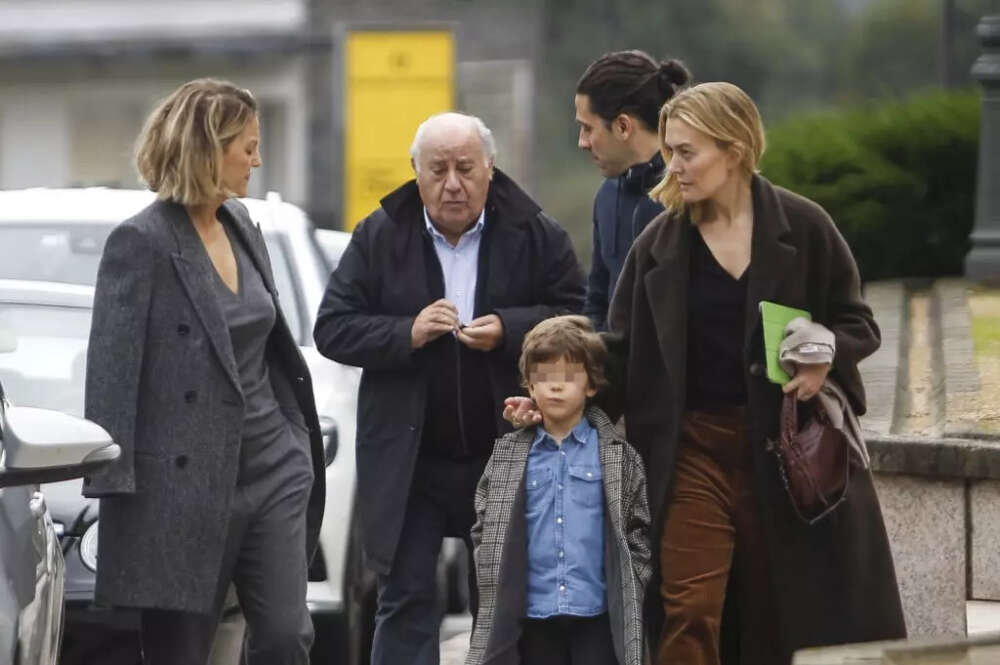 Flora Pérez Marcote, a la izquierda, junto a Amancio y Marta Ortega. Detrás, Carlos Torretta / EP