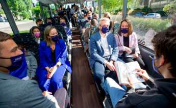 El presidente de la Xunta, Alfonso Rueda, y la conselleira de Infraestrutruas e Movilidade, Ethel Vázquez,en un autobú