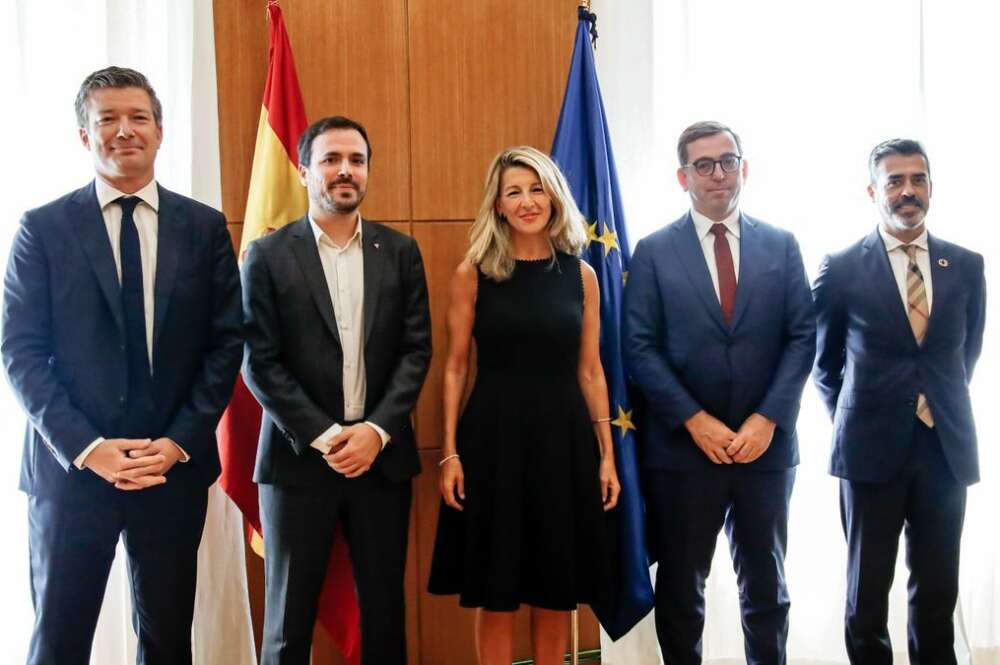 Yolanda Díaz y Alberto Garzón junto a los directivos de Carrefour en España / EP