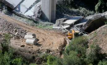 Grúas trabajan durante el desmontaje de las pilas 1 y 2 del viaducto de O Castro, en el kilómetro 430 sentido A Coruña de la autovía A-6