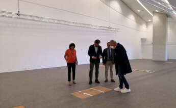 El vicepresidente segundo de la Xunta visita la sala en la que se celebrará el juicio del Alvia