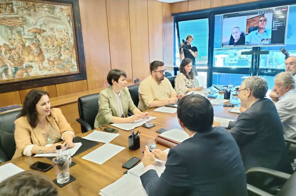 Reunión de la portavoz nacional del BNG, Ana Pontón; y de la eurodiputada Ana Miranda, entre otros cargos del BNG, con responsables de la Cooperativa de Armadores de Vigo (ARVI)