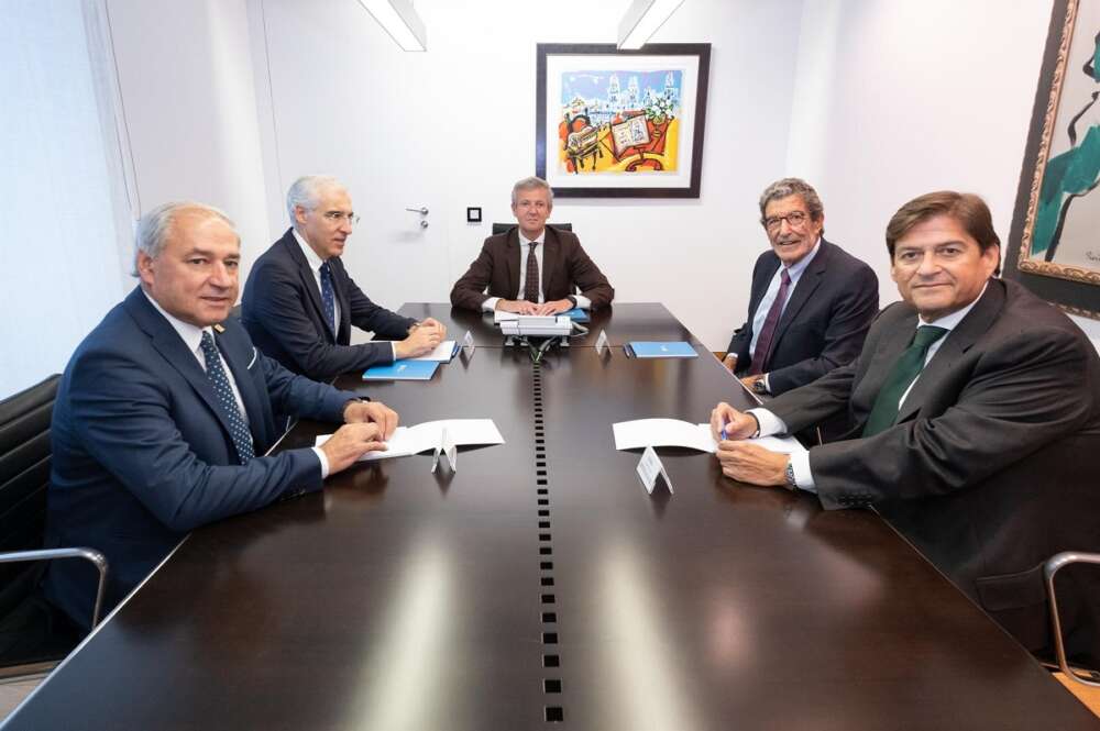 El presidente de la Xunta, Alfonso Rueda, y el vicepresidente económico, Francisco Conde, con representantes de Indukern