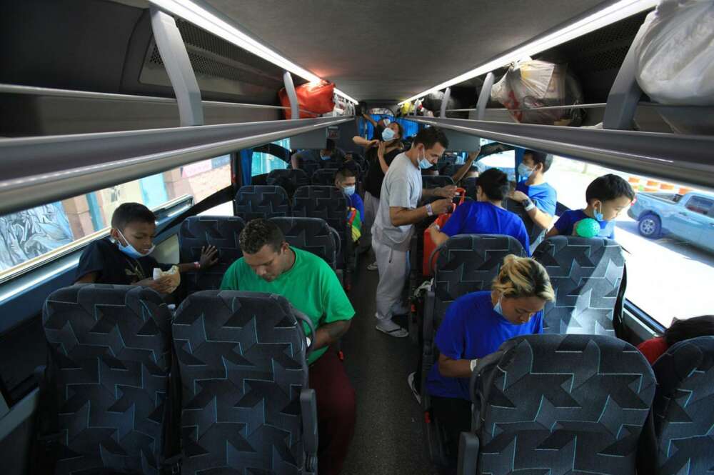 Personas migrantes de diversas nacionalidades en un autobús