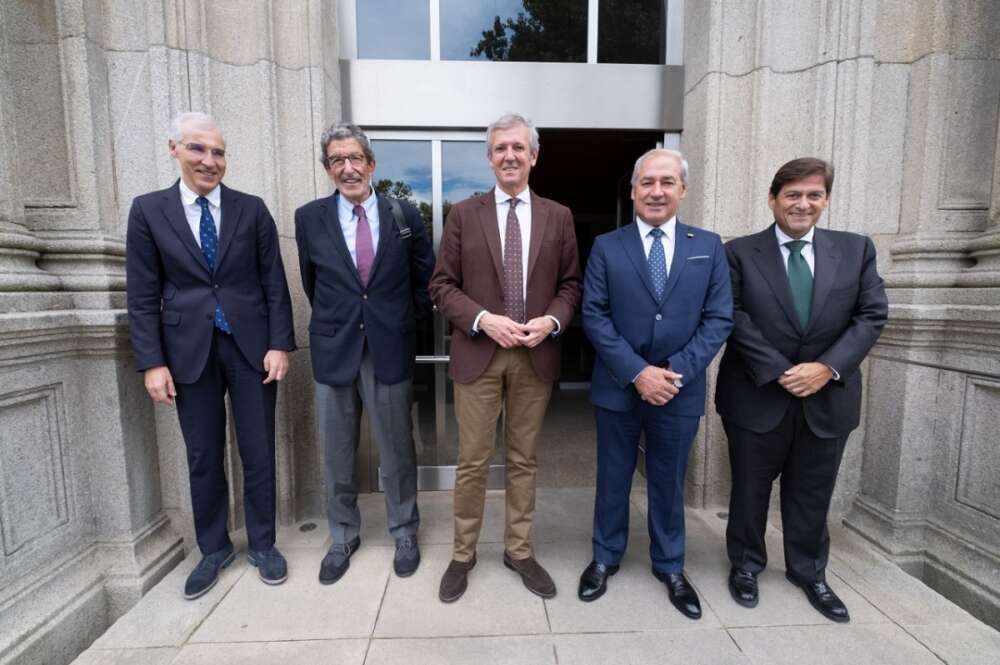 Francisco Conde, vicepresidente ecónomico de la Xunta, José Luis Díaz-Varela, presidente de grupo Indukern; Alfonso Rueda, presidente de la Xunta; José Tomé, alcalde de Monforte, y Raúl Díaz-Varela, presidente de Kern Pharma