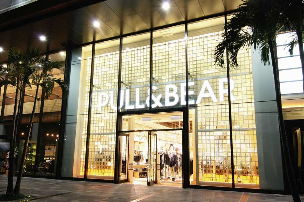 Exterior de una tienda de Pull&Bear en España