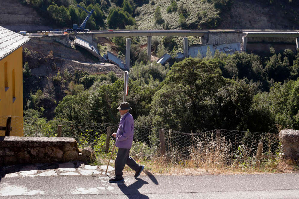 Operarios y grúas trabajan durante el desmontaje del tercer y último vano del viaducto de la A6