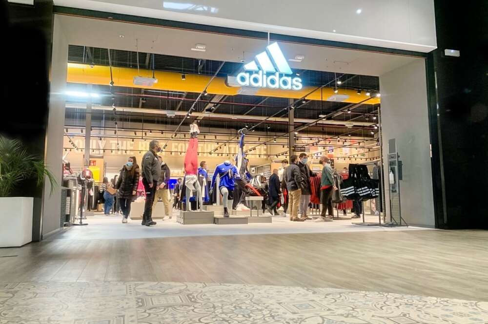 Tranquilizar Fundador Correo Adidas se derrumba por la salida de Rusia y la caída en China y arrastra a  Inditex » Galicia