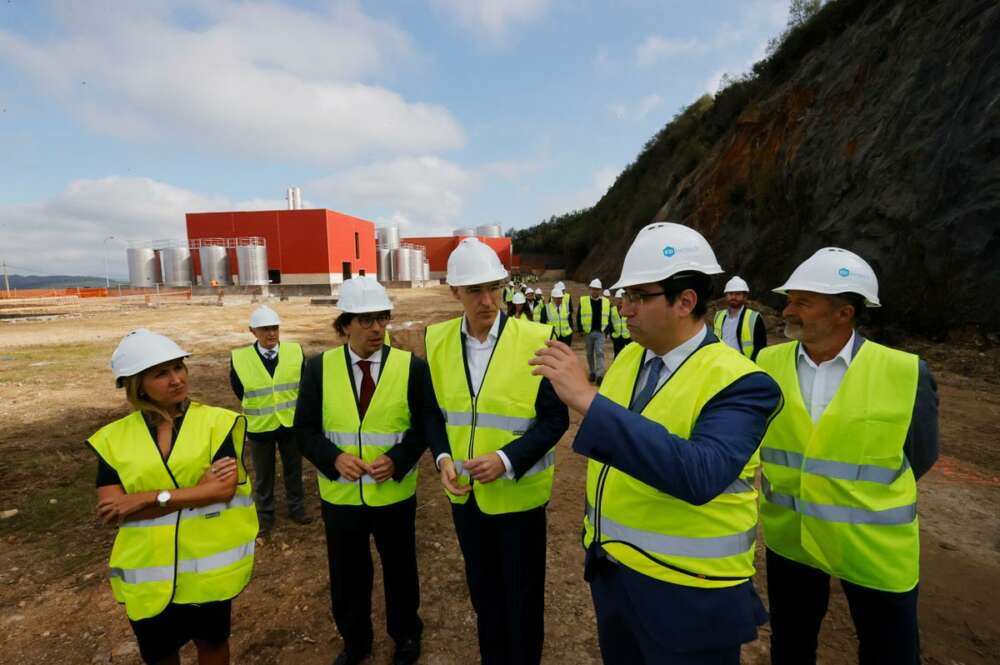 El vicepresidente primero y consellerio de Economía, Francisco Conde, en la visita a las intalaciones de IFFE Biotech en el pólígono industrial de As Somozas