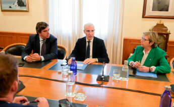 El vicepresidente primero y conselleiro de Economía, Industria e Innovación, Francisco Conde, y la conselleira do Mar, Rosa Quintana, en una reunión mantenida en la Autoridad Portuaria de A Coruña