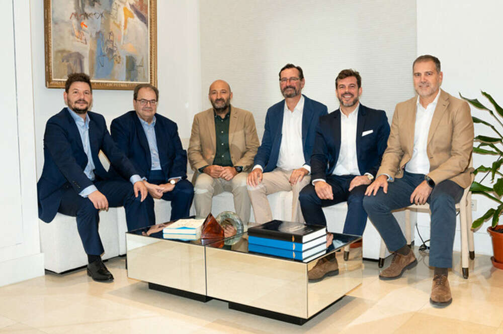 Fernando Nuñez Lirio, Fernando Nuñez Rebolo, Aquilino Abeal Pérez, Carlos de la Rocha, Carlos Poveda y Raúl Cortijo en la firma de la adquisición