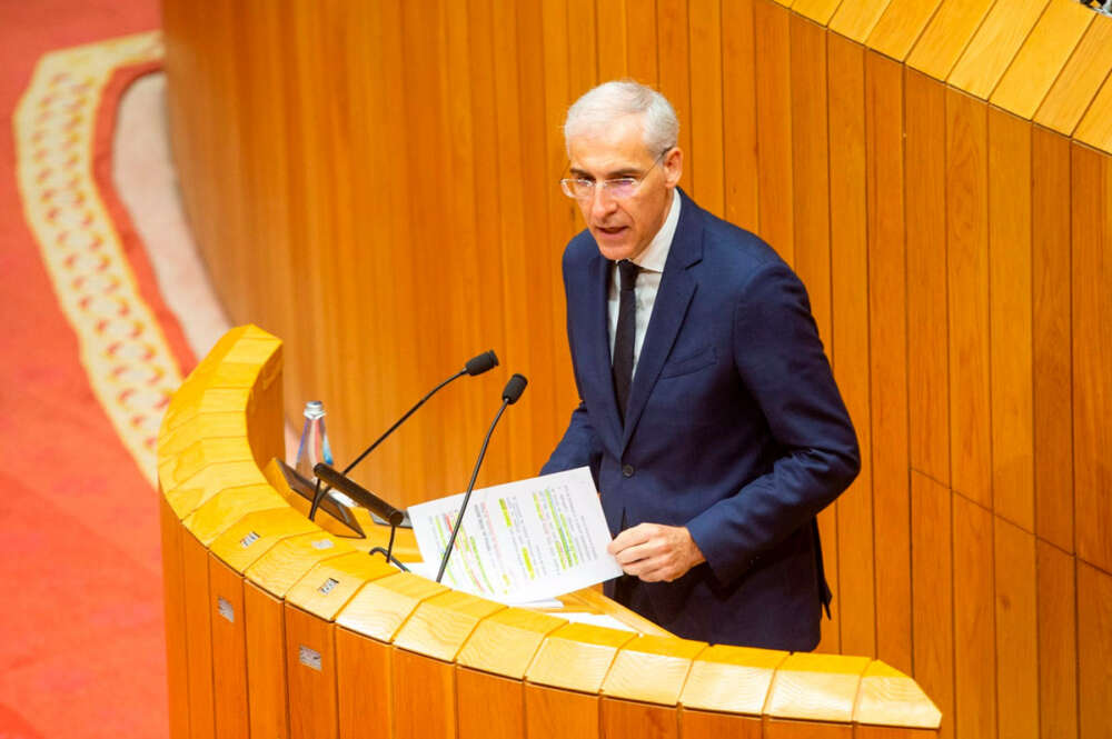 El vicepresidente primero de la Xunta, Francisco Conde, comparece en el pleno del Parlamento de Galicia para abordar la situación de los fondos Next Generation