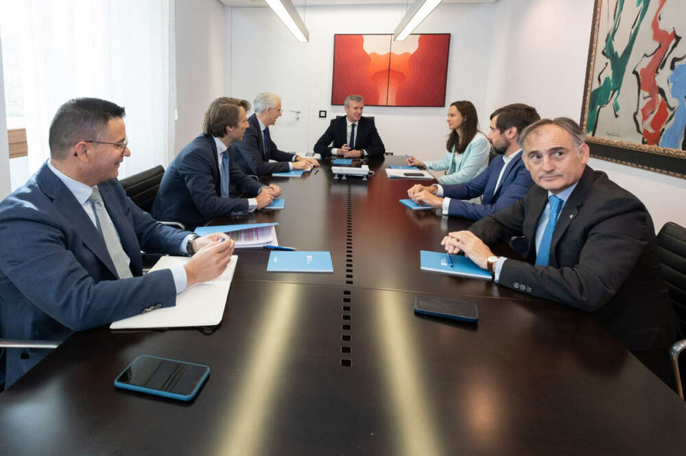 El presidente de la Xunta, Alfonso Rueda, junto al comité técnico de la Sociedad Impulsa Galicia