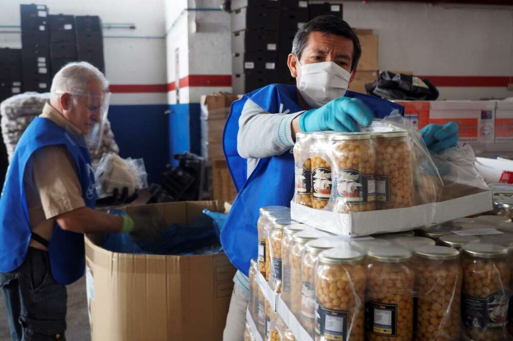 Imagen de archivo de varios voluntarios del Banco de Alimentos de Lugo cooperando durante el confinamiento