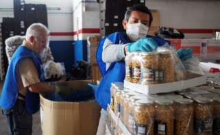Imagen de archivo de varios voluntarios del Banco de Alimentos de Lugo cooperando durante el confinamiento