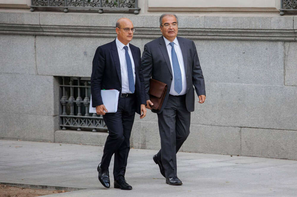 El expresidente del Banco Popular Ángel Ron (d) y su abogado José Antonio Choclán (i) a su llegada la sede de la Audiencia Nacional