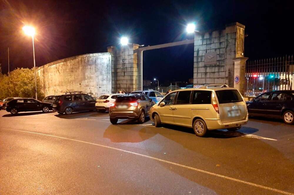 Coches bloqueados a la puerta del astillero