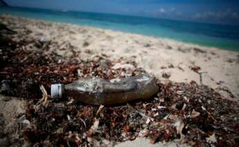 Vista de desechos plásticos en una playa