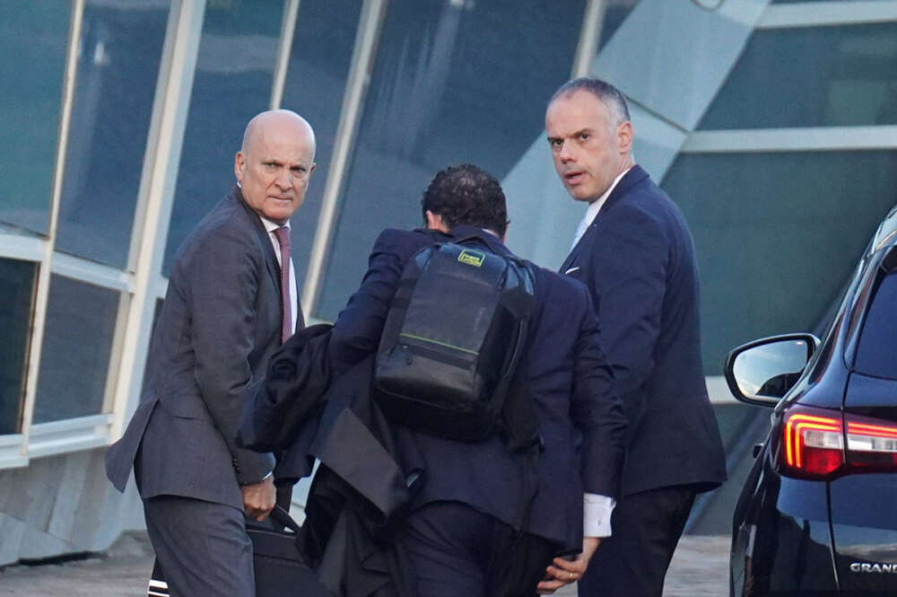 El exdirector de Seguridad en la circulación de Adif, Andrés Cortabitarte (1i), a su llegada para declarar en la segunda jornada del juicio por el accidente ferroviario de Alvia