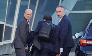 El exdirector de Seguridad en la circulación de Adif, Andrés Cortabitarte (1i), a su llegada para declarar en la segunda jornada del juicio por el accidente ferroviario de Alvia
