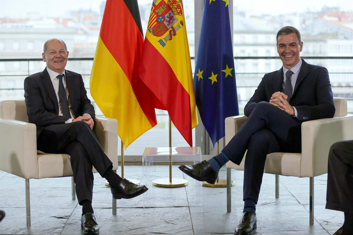 El presidente del Gobierno, Pedro Sánchez, y el canciller alemán Olaf Scholz durante la cumbre hispano-alemana en A Coruña