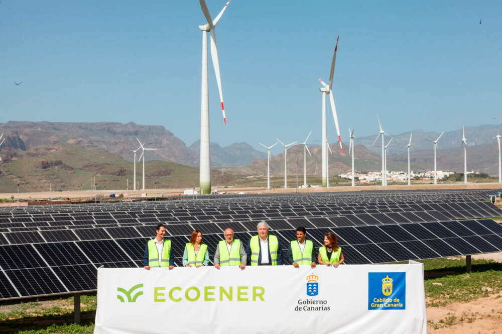 El presidente del Cabildo de Gran Canaria, Antonio Morales, y el de Ecoener, Luis de Valdivia, ante la nueva instalación