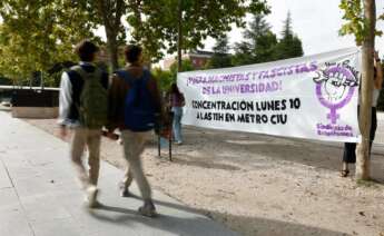 Concentración convocada por el Sindicato de Estudiantes en protesta por los gritos machistas de residentes del Colegio Mayor Elías Ahuja en la Avenida Complutense en Madrid