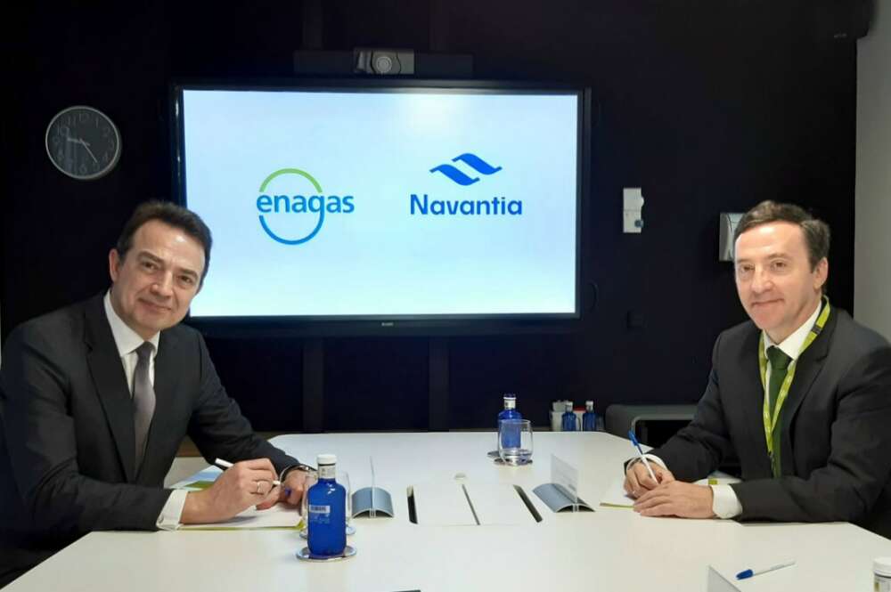El consejero delegado de Enagás, Arturo Gonzalo, junto al presidente de Navantia, Ricardo Domínguez, durante la firma del acuerdo