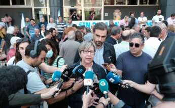 La conselleira do Mar de la Xunta de Galicia, Rosa Quintana, atiende a los medios de comunicación durante la protesta por el veto a la pesca en la praza do Concello de Ribeira, A Coruña, a 8 de octubre de 2022. - César Arxina -