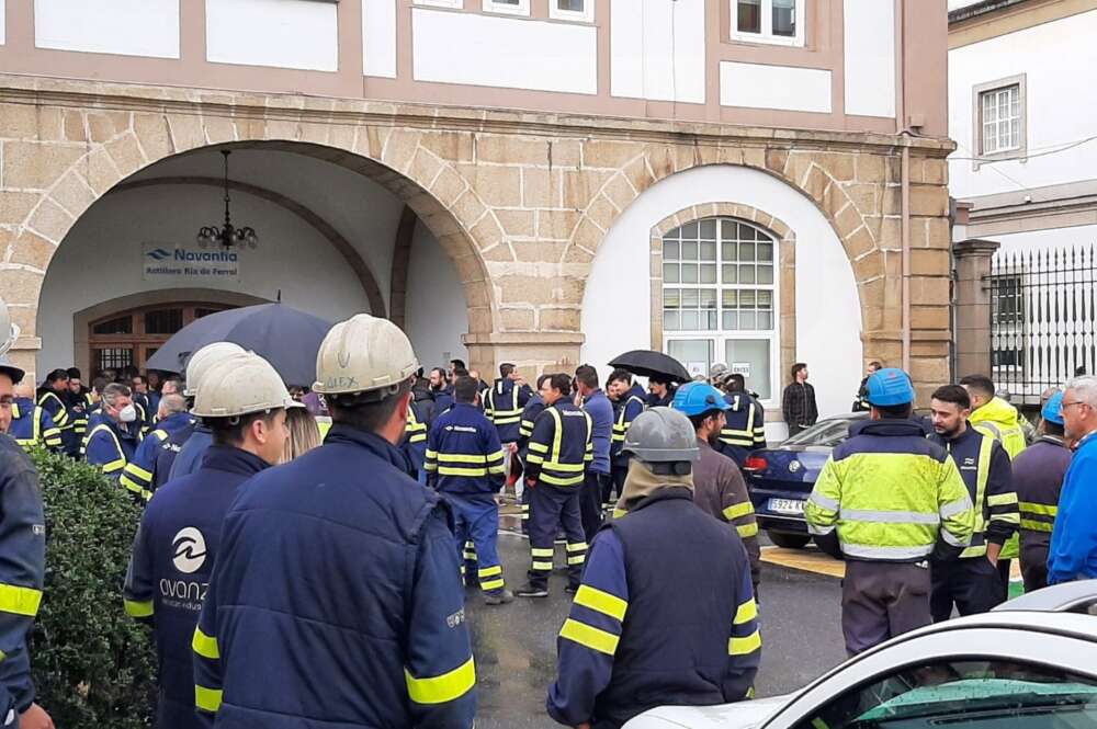 Los trabajadores de Navantia Ferrol y de las auxiliares se concentran este jueves ante el edificio de dirección de la compañía / Europa Press