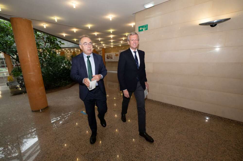 El presidente de la Xunta, Alfonso Rueda, y el alcalde de Santiago de Compostela, Xosé Sánchez Bugallo, tras reunirse en San Caetano. - XUNTA - DAVID CABEZÓN