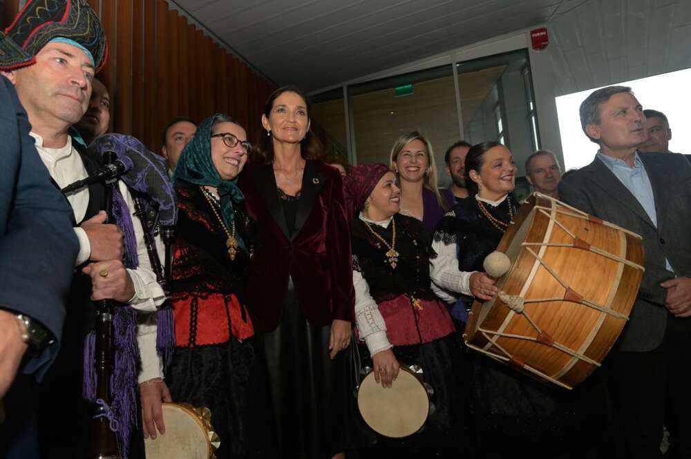 La ministra de Industria, Comercio y Turismo, Reyes Maroto, junto a un grupo musical de muñeiras, en la inauguración del Parador da Costa da Morte en Muxía / Europa Press