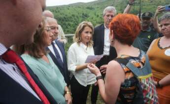 El presidente de la Xunta de Galicia, Alfonso Rueda (d), y la ministra de Transportes, Raquel Sánchez (c), durante su visita a la parte del acueducto caído de Pedrafita do Cebreiro - Carlos Castro