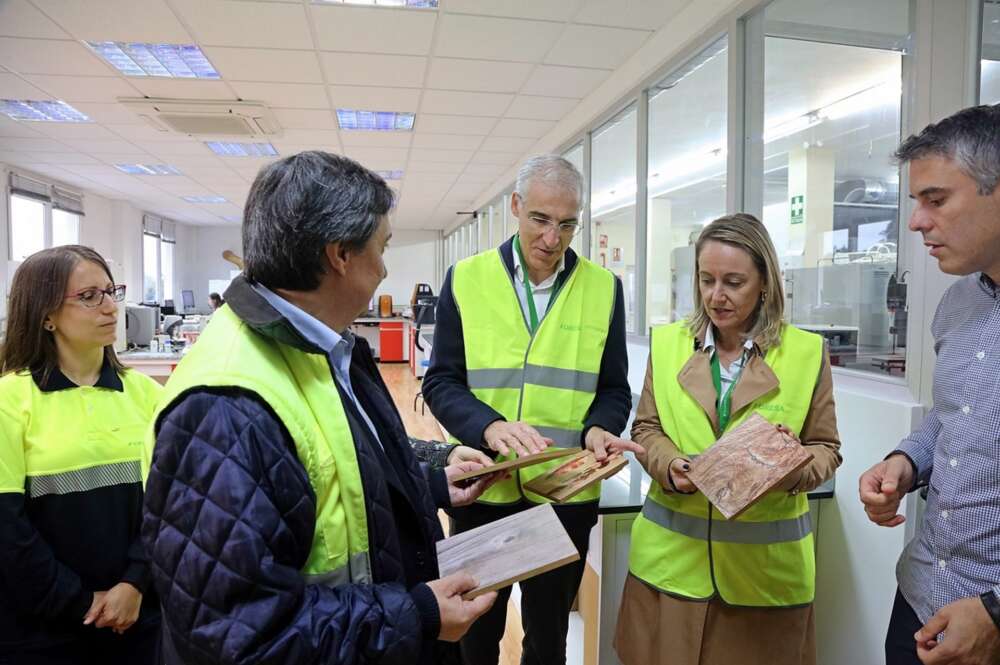 El vicepresidente primero y conselleiro de Economía, Industria e Innovación, Francisco Conde, en las instalaciones de Foresa