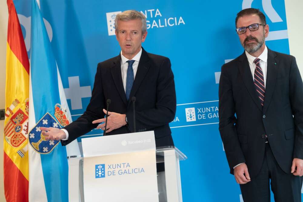 El presidente de la Xunta, Alfonso Rueda, en una rueda de prensa tras reunirse con el alcalde de Ferrol, Ángel Mato - DAVID CABEZÓN / XUNTA