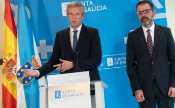 El presidente de la Xunta, Alfonso Rueda, en una rueda de prensa tras reunirse con el alcalde de Ferrol, Ángel Mato - DAVID CABEZÓN / XUNTA