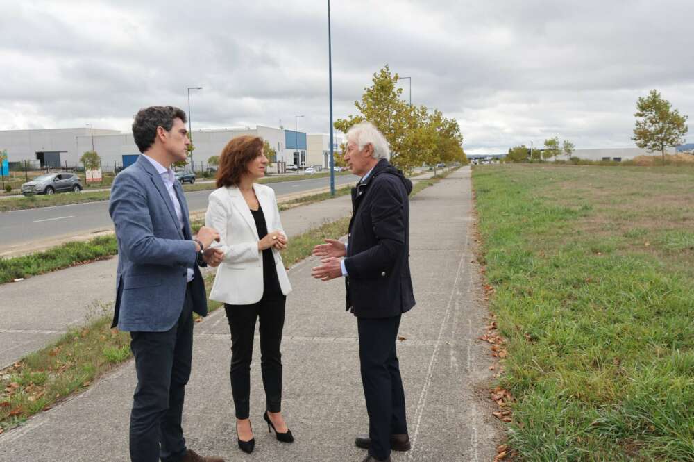 El presidente de Norvento, Pablo Fernández Castro, durante la visita a la ampliación del polígono de As Gándaras junto a la conselleira de Medio Ambiente, Territorio e Vivenda, Ángeles Vázquez