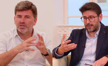 El europarlamentario socialista Nicolás González Casares y Fernando de Llano Paz, profesor de Economía Financiera y Contabilidad de la Universidade da Coruña, en los Observatorios de Economía Digital Galicia