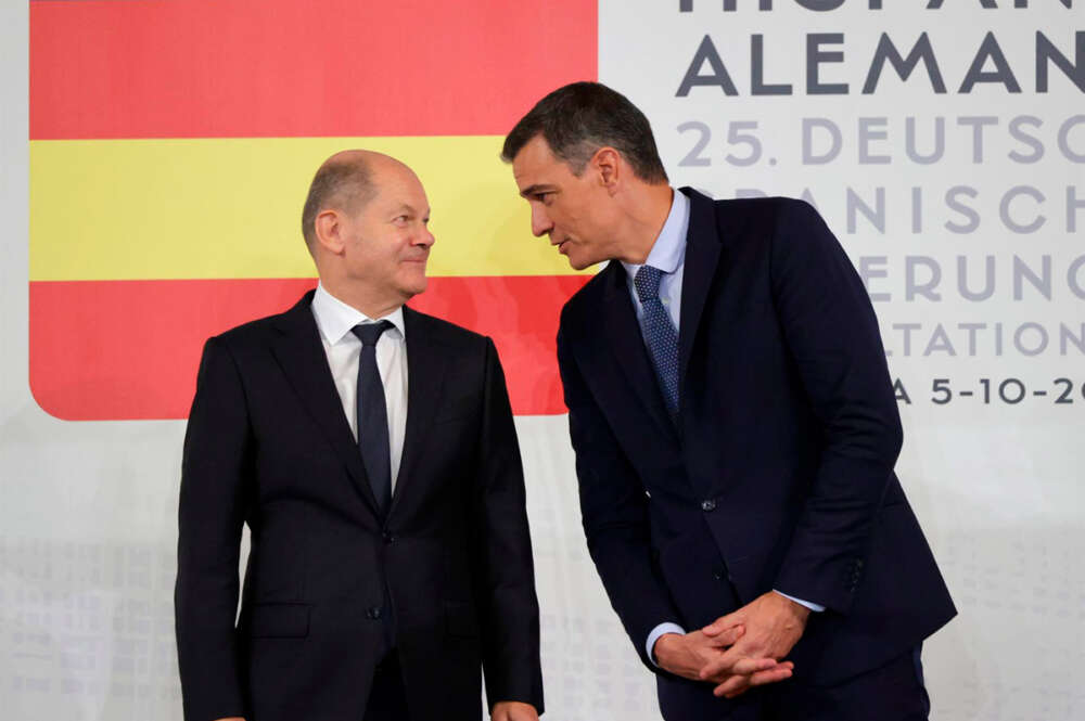 El presidente del Gobierno, Pedro Sánchez, acompañado por el canciller alemán, Olaf Scholz