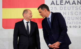 El presidente del Gobierno, Pedro Sánchez, acompañado por el canciller alemán, Olaf Scholz
