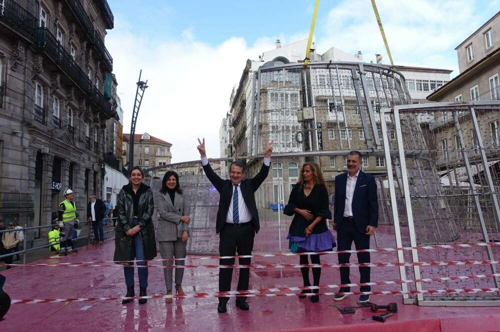 Abel Caballero, durante la instalación del árbol de Navidad gigante en Vigo