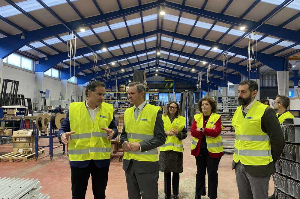 El delegado del Gobierno en Galicia, José Miñones; el presidente ejecutivo de Aluman, Manuel Ángel Pose Palleiro; la directora general, Rosa Carril; y la subdelegada en A Coruña, María Rivas, en las instalaciones del Grupo Aluman